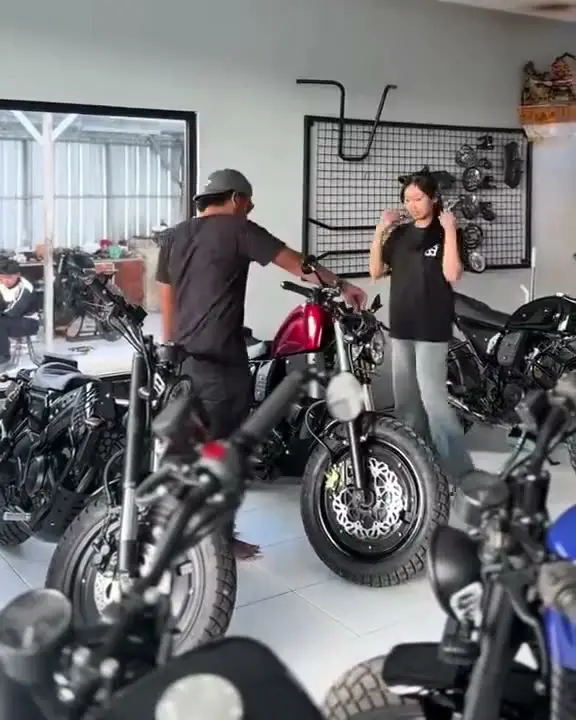 Showroom Garage83 di Denpasar dengan deretan bobber